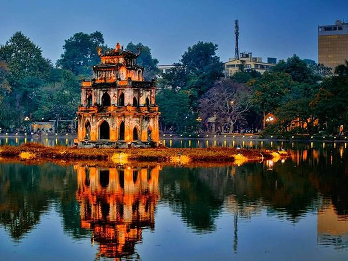 Tháp Rùa bên Hồ Gươm buổi tối, phản chiếu trên mặt nước