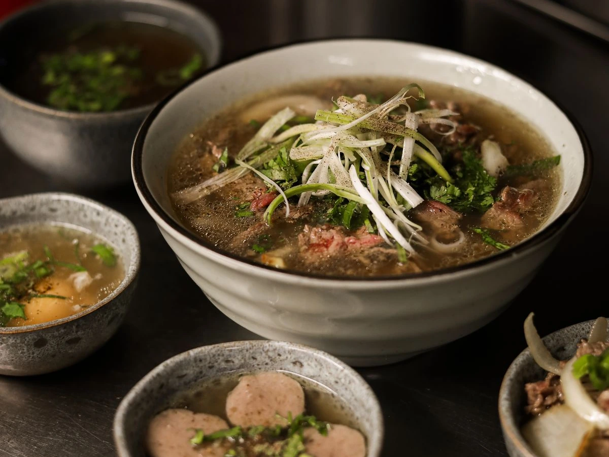 Một bát phở Hà Nội nóng cùng đồ ăn kèm, gần gũi và đúng chất địa phương